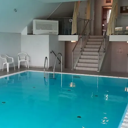 Am Pool Und 8 *